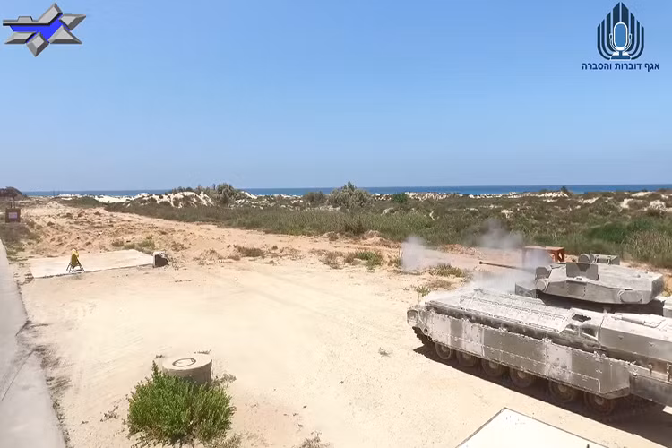 Trong khi đó hệ thống giáp phòng vệ thụ động trên Namer IFV vẫn được giữ nguyên như Namer APC, điều này có thể khiến trọng lượng của Namer IFV có thể cao hơn 60 tấn nhưng đó không phải là điều Israel quan tâm khi trọng tâm của họ là bảo vệ tối đa sinh mạng binh sĩ. Nguồn ảnh: Bộ Quốc phòng Israel.