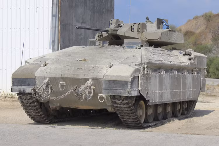 Chuẩn Tướng Baruch Matzliah - Giám đốc chương trình phát triển phương tiện bọc thép của Quân đội Israel cho biết, biến thể Namer IFV là một bước đi mới của Israel nhằm cải thiện khả năng tác chiến đô thị dành cho các đơn vị tác chiến trên bộ, khi họ được tăng cường sức mạnh hỏa lực ở tầm gần. Trong ảnh là biến thể Namer IFV với cụm tháp pháo tự động 30mm mới. Nguồn ảnh: Bộ Quốc phòng Israel.