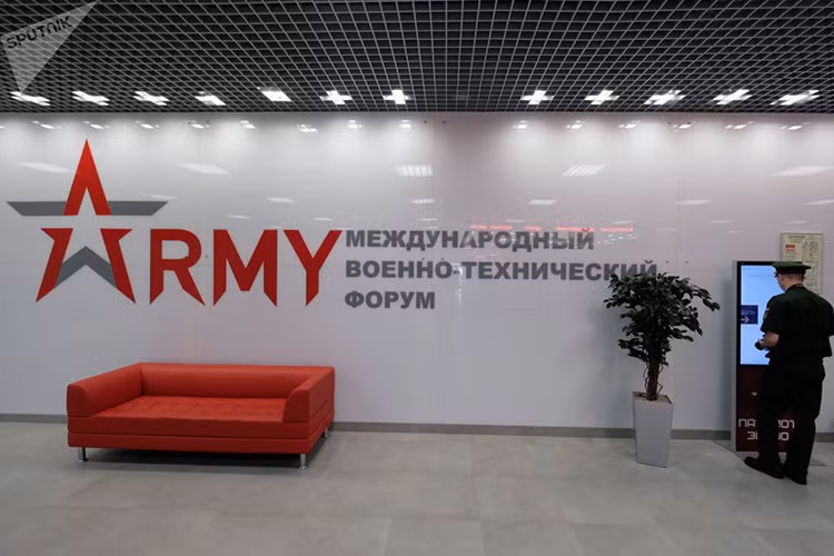 Một khu nghỉ chân bên trong khu trưng bày trong nhà, ta có thể dễ dàng nhận lấy logo đặc trưng của ARMY như mọi năm. Nguồn ảnh: Sputnik.