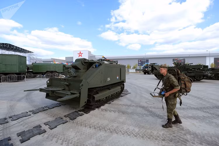 Mẫu robot đa chức năng Uran-14 cũng chiếm chỗ của mình trên không gian trưng bày ngoài trời, đây là dòng robot công binh hiện đại nhất của Quân đội Nga hiện tại. Nguồn ảnh: Sputnik.