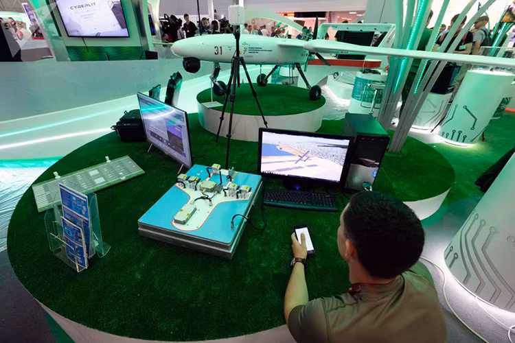 Góc trưng bày dự án "phòng thí nghiệm bay" trên cơ sở thiết bị bay không người lái "Gamma" do Nga phát triển. Nguồn ảnh: Sputnik.