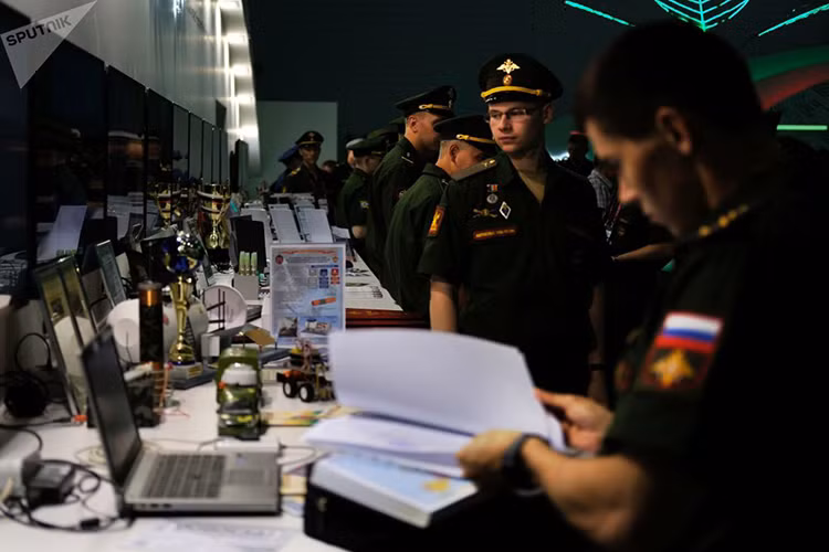 Một góc bên trong khu trưng bày trong nhà của ARMY-2017, mọi thứ dường như vẫn còn khá ngổn ngang. Nguồn ảnh: Sputnik.