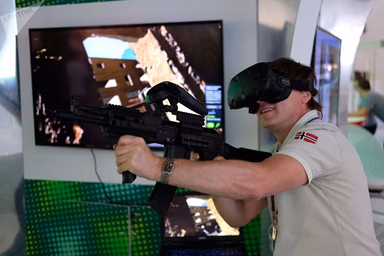 Bên cạnh tham quan các mẫu vũ khí hiện đại nhất, khách tham quan còn có cơ hội sử dụng thử chúng như trò bắn súng thực tế ảo với mẫu súng trường tấn công AK-105 như trong hình này. Nguồn ảnh: Sputnik.