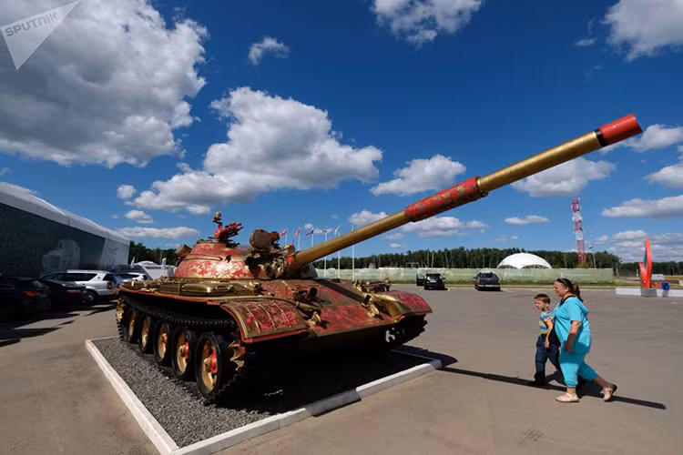 Hình ảnh xe tăng Liên Xô T-62 được trang trí họa tiết đặc trưng Khokhloma nổi tiếng của Nga. Càng bất ngờ hơn là chiếc T-62 này vẫn có thể hoạt động được bình thường chứ không đơn giản chỉ là một hiện vật trưng bày. Nguồn ảnh: Sputnik.
