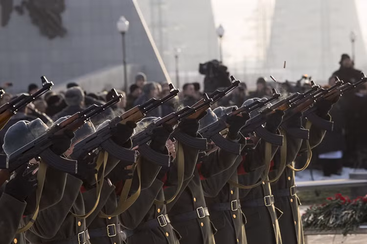 Với những đánh giá sơ bộ trên nhìn chung AK-47 đang dần trở nên lỗi thời trong môi trường chiến tranh hiện đại, tuy nhiên nó vẫn là một mẫu vũ khí hiệu quả trên chiến trường và điều này đã được chứng minh trong một số cuộc đang diễn ra trên thế giới hiện nay. Do đó trong tương lai gần AK-47 vẫn có thể đảm nhận tốt vai trò của mình trong huấn luyện và sẵn sàng chiến đấu của lực lượng Hải quân Đánh bộ Việt Nam, trước khi được thay thế bằng các loại súng trường tấn công tiên tiến hơn. Nguồn ảnh: RSSing.com.