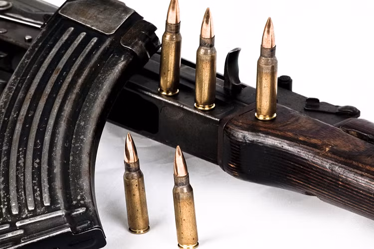 Về mẫu đạn tiêu chuẩn của AK-47 sử dụng đạn 7.62x39mm, đạn của AK-47 có khối lượng nặng, tốc độ chậm nhưng có động năng rất lớn. Sức xuyên của đạn AK-47 vượt trội hơn hẳn so với đạn 5.56x45mm của NATO, do về mặt sức mạnh hỏa lực của AK-47 gần như không có đối thủ trong các dòng súng trường tấn công được phát triển cùng thời với mình. Nguồn ảnh: 123RF.com.