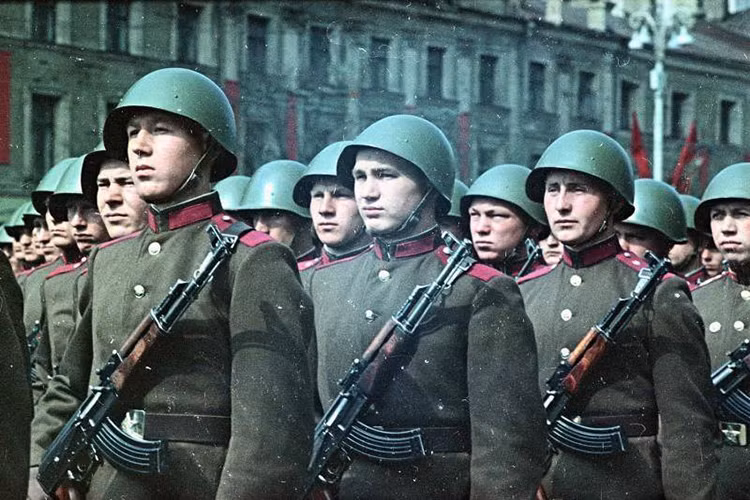 Được thiết kế bởi Mikhail Timofeyevich Kalashnikov vào năm 1947 và được Quân đội Liên Xô đưa vào trang bị trong năm 1949, cho tới nay AK-47 đã có lịch sử phát triển và hoạt động gần 70 năm, là vũ khí tiêu chuẩn cho quân đội của hơn 60 quốc gia trên thế giới. Nguồn ảnh: Kalashnikov.