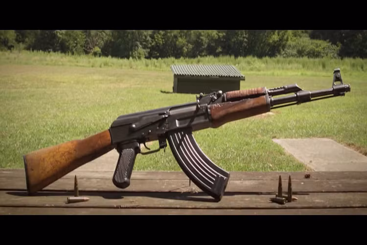 Súng trường tấn công AK-47 có lẽ là cái tên đã quá quen thuộc khi nó là vũ khí chính quân đội ta kể từ những năm 1960-1970 cho tới nay, và không chỉ ở Việt Nam AK-47 còn là mẫu vũ khí phổ biến nhất trên thế giới gắn liền với hình ảnh Quân đội Liên Xô trong suốt thời kỳ Chiến tranh Lạnh. Nguồn ảnh: