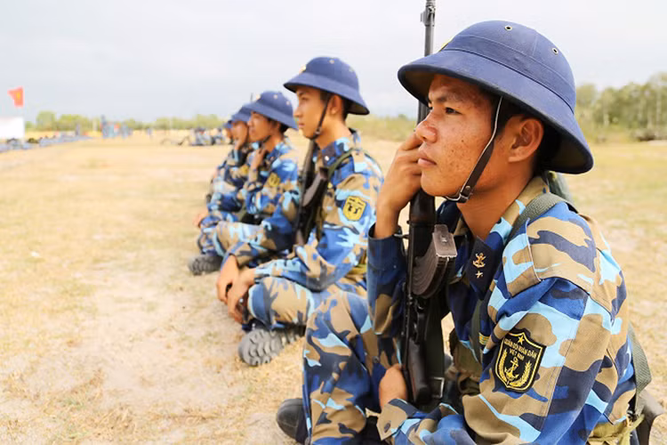 Trong ảnh là tân binh HQĐB của Tiểu đoàn 864 và Tiểu đoàn 865, thuộc Lữ đoàn 101, Vùng 4 Hải quân huấn luyện trên thao trường với súng trường tấn công AK-47. Nguồn ảnh: baohaiquanvietnam.vn.
