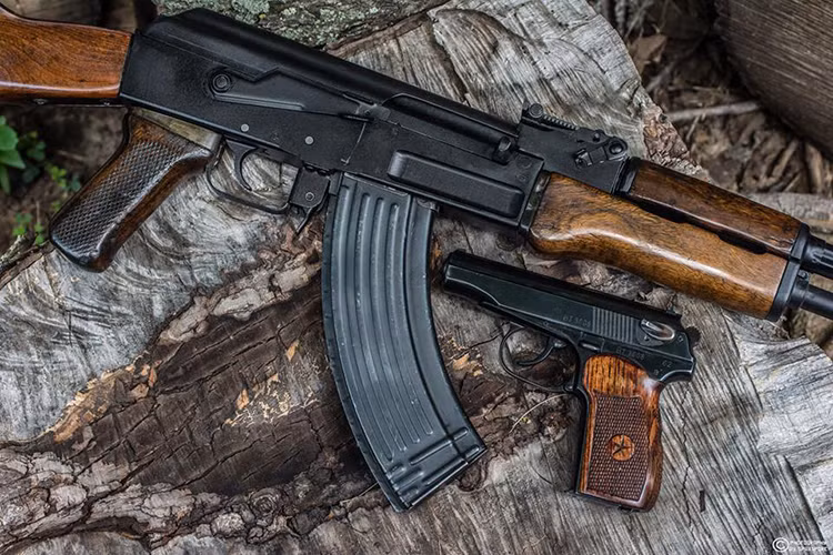 Vật liệu chính để chế tạo AK-47 là thép và gỗ nên có độ bền cơ học và vật lý cao của nó khá cao so với một số mẫu súng cùng loại, thậm chí AK-47 vẫn có thể sử dụng tốt sau khi bị ngoại lực tác động mạnh. Không chỉ trong tác xạ, trong cận chiến AK-47 vẫn tỏ ra là một mẫu vũ khí giáp lá cà hiệu quả nhất là khi kết hợp với lưỡi lê. Nguồn ảnh: Kalashnikov.