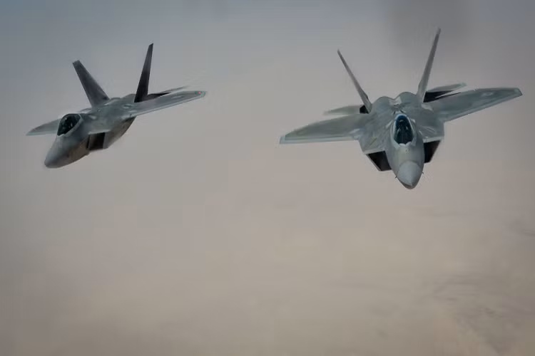 Thật vậy, dù được mệnh danh là chiến đấu cơ tàng hình mạnh nhất thế giới hiện nay nhưng F-22 cũng mang trên mình những nhược điểm nhất định và tầm tác chiến hạn chế là một trong số đó. Nhưng may mắn cho nó là Không quân Mỹ có giải phải cho mọi vấn đề khi đi kèm với F-22 luôn có những chiếc máy bay tiếp nhiên liệu trên không KC-135. Nguồn ảnh: Dvids Hub.