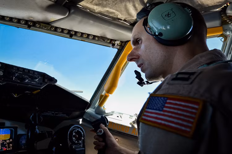 KC-135 là dòng máy bay tiếp nhiên liệu trên không chủ lực của Không quân Mỹ một biến thể của máy bay thương mại Boeing 367-80. KC-135 có khả năng mang theo tối đa gần 68 tấn nhiên liệu với tầm bay 2.419km cho phép nó có thể thực hiện các nhiệm vụ không vận trên không ở bất kỳ đâu trên thế giới, nếu khu vực nó hoạt động có căn cứ của Quân đội Mỹ. Nguồn ảnh: Dvids Hub.