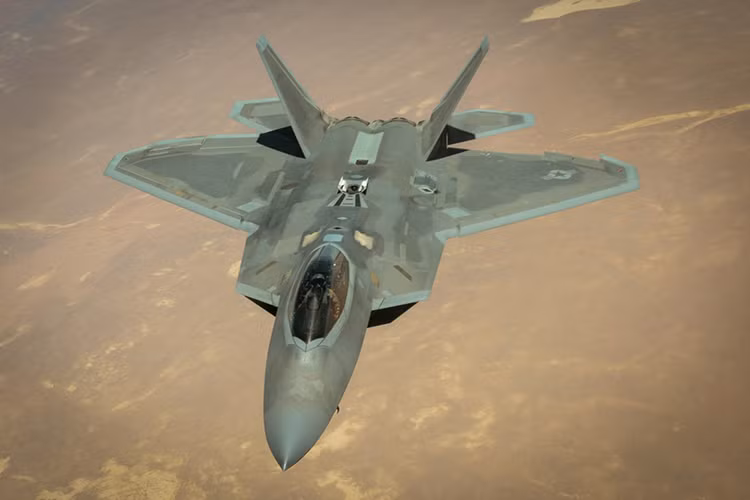 Đối với một chiếc F-22, nó có tầm hoạt động tối đa lên đến 2.960km nếu như sử dụng pod nhiên liệu phụ. Bản thân dòng chiến đấu cơ này chỉ có thể mang theo tối đa 2.2 tấn vũ khí các loại bao gồm cả pod nhiên liệu nếu có, do đó việc sử dụng các máy bay tiếp liệu trên không có vai trò rất lớn đối với khả năng tác chiến của F-22. Nguồn ảnh: Dvids Hub.