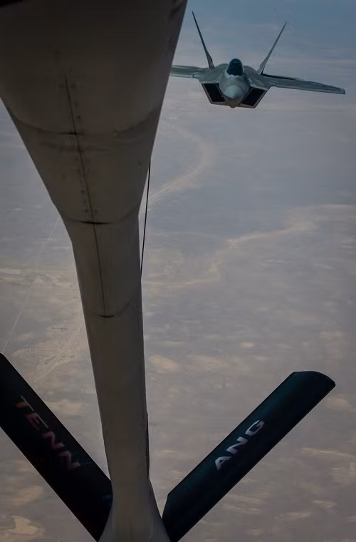 Hình ảnh một chiếc F-22 tiếp cận vòi bơm của KC-135 khi đang thực hiện chiến dịch hổ trợ trên không Inherent Resolve vào hôm 31/7, khi phi đội F-22 của Mỹ được điều đến Trung Đông tham gia các hoạt động quân sự chống lại phiến quân IS. Nguồn ảnh: Dvids Hub.