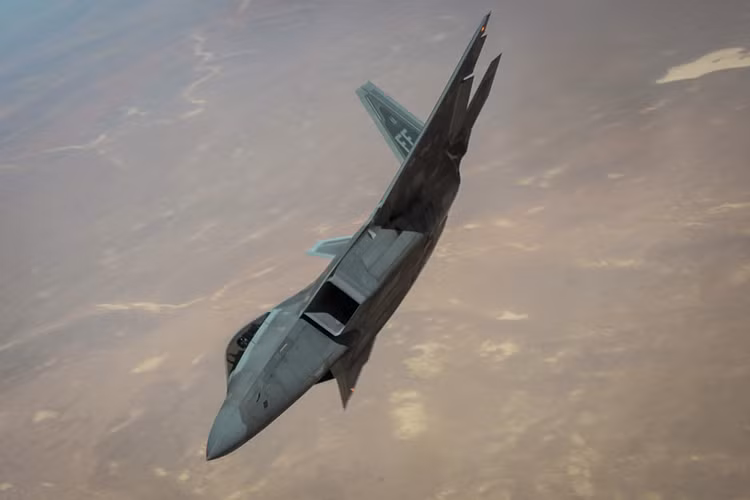 Hình ảnh chiếc F-22 đảo cánh bay đi sau khi tiếp xong nhiên liệu để tiếp tục nhiệm vụ của mình. Nguồn ảnh: Dvids Hub.