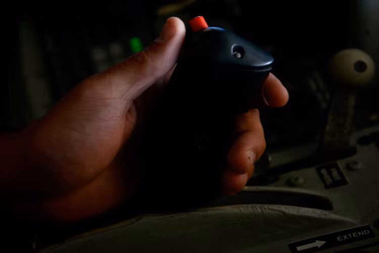 Ngay cả khi tiếp cận được vòi bơm thì chỉ có nhân viên tiếp vận mới có quyền triển khai quy trình tiếp nhiên liệu cho F-22 hay không, nếu cảm thấy quá trình tiếp liệu có quá nhiều rủi ro thì quá trình trên có thể sẽ phải bắt đầu lại từ đầu. Nguồn ảnh: Dvids Hub.