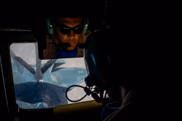 Quá trình tiếp liệu sẽ được giám sát liên tục bởi nhân viên từ KC-135 để đảm bảo mọi thứ diễn ra theo đúng trình tự. Nguồn ảnh: Dvids Hub.