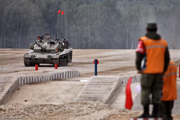 Đó là nhận định của kênh truyền hình quân sự Nga, Zvezda trong một bài bản tin gần đây, khi các chuyên gia phân tích quân sự của Moscow cho rằng Trung Quốc đang mượn cơ hội tham gia Tank Biathlon mỗi năm để hiện đại hóa các dòng xe tăng chiến đấu chủ lực của mình. Mà cụ thể hơn ở đây là với trường hợp xe tăng Type 96. Nguồn ảnh: Vitaly Kuzmin.