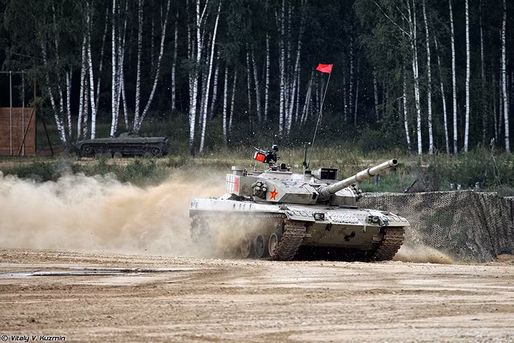 Và theo Đại tá Roman Bunyukov, trưởng ban trọng tài Tank Biathlon, việc các đội tuyển sử dụng mẫu xe tăng riêng của mình trong lần tranh tài năm nay không đơn thuần chỉ là để giao lưu kinh nghiệm hay để dành chiến thắng chung cuộc mà họ đều có dụng ý riêng của mình. Nguồn ảnh: Vitaly Kuzmin.