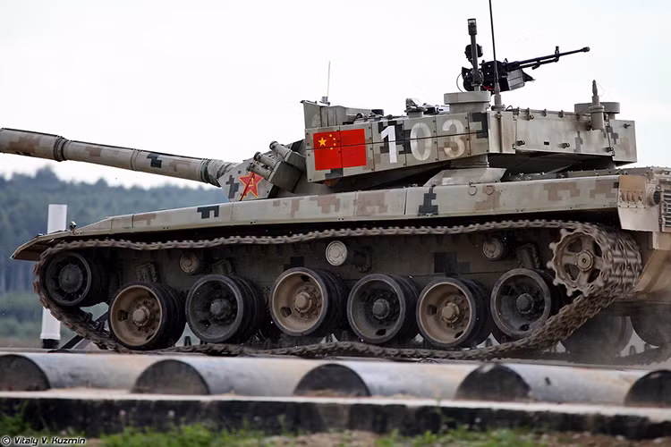Quay lại biến thể Type 96B như đã nói ở trên nó là biến thể nâng cấp mới từ Type 96A với thay đổi chính nằm ở hệ thống động cơ và truyền động mới. Với trọng tâm là động cơ diesel có công suất 1.200 mã lực, khung gầm được cắt giảm bớt các chi tiết thừa, nâng cấp hệ thống thông gió, hệ thống xả khí và thay đổi trang thiết bị điện tử. Nguồn ảnh: Vitaly Kuzmin.