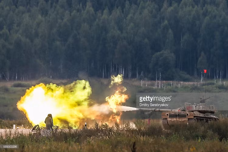 Vũ khí chính trên Type 96B là một pháo nòng trơn 125mm có khả năng bắn đạn tên lửa chống tăng qua nòng tương tự như trên T-72B3, ngoài ra còn có súng máy đồng trục đồng trục 7.62mm và súng máy phòng không 12.7mm. Nguồn ảnh: Getty Images.