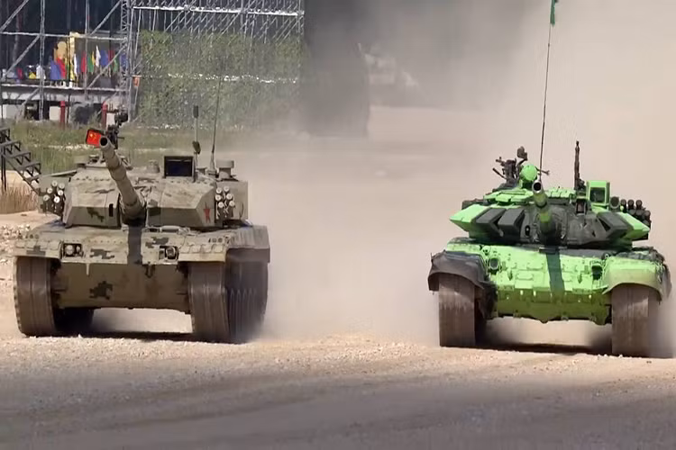 Trọng lượng của chiếc xe tăng này vẫn lên đến hơn 40 tấn với chiều dài cơ sở 6.3m và rộng 3.4m, kíp chiến đấu của nó gồm ba người với một chỉ huy xe, một lái xe và một pháo thủ. Về hệ thống giáp bảo vệ Type 96B vẫn sử dụng kiểu giáp modul xung quanh tháp pháo và giáp ERA ở xung quanh thân. Nguồn ảnh: YouTube.