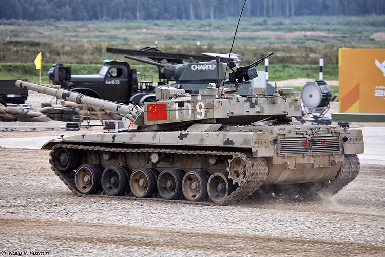 Murakhovsky tin rằng, Quân đội Trung Quốc mang đến Tank Biathlon biến thể mới nhất của Type 96 là nhằm để kiểm tra các đặc tính kỹ chiến thuật của mẫu xe tăng này khi chúng phải trải qua một loạt phần thi khắc nghiệt nhất dành cho một chiếc xe tăng. Điều này cũng dễ hiểu khi tại Tank Biathlon giới hạn hoạt động của những chiếc xe tăng tham gia dự thi đều được đẩy lên mức tối đa. Nguồn ảnh: Vitaly Kuzmin.