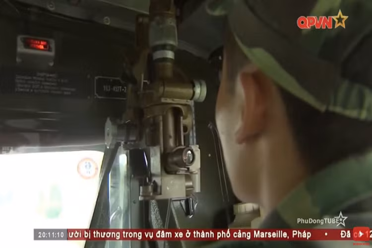 Tiểu đoàn kỹ thuật 97 thuộc binh chủng pháo binh, là một trong những đơn vị của binh chủng được trang bị cả bộ ba khí tài này. Trong đó đóng vai trò trung tâm là xe đo đạc tọa độ UAZ-452T phương tiện trinh sát chính của các đơn vị pháo binh. Nguồn ảnh: QPVN.
