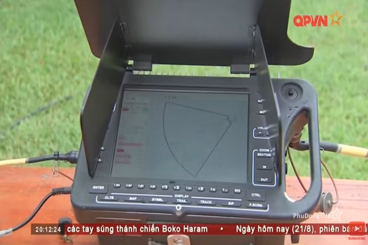 Hình ảnh bên trong thiết bị hiển thị và điều chỉnh hệ thống radar trinh sát của binh chủng pháo binh, hệ thống này giúp kíp chiến đấu có thể xác định và định vị nhiều loại mục tiêu khác nhau trên chiến trường trong phạm vi tối đa từ 5-6km đổ xuống hoặc tối thiểu là từ vài trăm mét. Nguồn ảnh: QPVN.