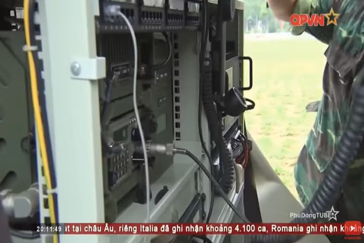 Các xe thông tin Visat có nhiệm vụ đảm bảo thông tin liên lạc thông suốt trong các tình huống chỉ huy, điều hành tác chiến độc lập và hợp luyện pháo binh bằng các khí tài thông tin vô tuyến điện sóng ngắn và sóng cực ngắn. Nguồn ảnh: QPVN.