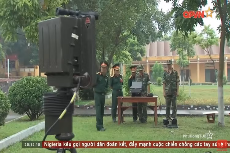 Do đó, để vận hành loại khí tài đặc biệt này tiểu đoàn 97 thường xuyên thực hiện công tác tập huấn bồi dưỡng nhằm nâng cao trình độ chuyên môn nghiệp vụ cho bộ đôi trong vận hành các loại khí tài đặc chủng mới được trang bị. Nguồn ảnh: QPVN.