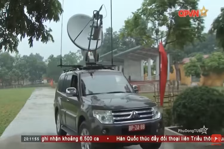 Nếu UAZ-452T đóng vai trò quan trọng trong trinh sát trận địa, thì nhiệm vụ đảm bảo thông tin liên lạc thông suốt giữa trận địa pháo và trung tâm chỉ huy lại thuộc về xe Visat thông tin cơ động. Nguồn ảnh: QPVN.