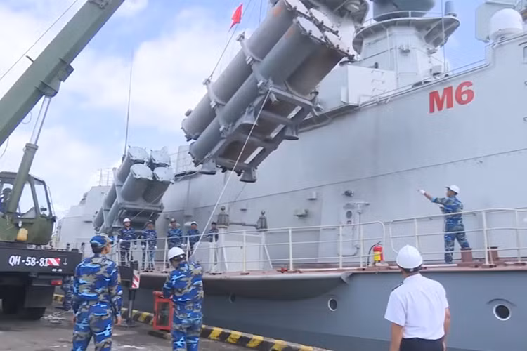 Mỗi tên lửa Kh-35 có chiều dài 3,75m, sải cánh 0,93m, đường kính 0,42m với trọng lượng phóng 630kg. Nó được trang bị một đầu đạn nổ cực mạnh nặng 145kg được đánh giá là đủ sức nhấn chìm tàu chiến cỡ 5.000 tấn, tầm bắn của Kh-35 lên đến 120km đối với Kh-35 và 260km đối với Kh-35U, tốc độ bay cận âm Mach 0,8, độ cao trong hành trình bay 10-15m, ở pha cuối tiếp cận mục tiêu chỉ còn 4m. Nguồn ảnh: QPVN.