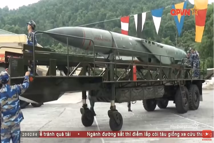 Mẫu tên lửa chống hạm thứ hai của Việt Nam chính là P-35B đạn tên lửa của tổ hợp tên lửa phòng thủ bờ biển 4K44B Redut, xét về sức mạnh P-35B hoàn toàn vượt trội so với P-15 cả về tầm bắn lẫn sức mạnh hỏa lực khi dòng tên lửa này được thiết kế để có thể bắn hạ cả tàu sân bay. Nguồn ảnh: QPVN.