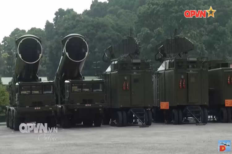 Mỗi quả tên lửa hành trình chống hạm P-35B có trọng lượng lên tới 5 tấn, dài 10,2m, đường kính thân đến 0,98m, sải cánh 5m. Phần đầu tên lửa được trang bị radar chủ động kích hoạt ở pha cuối tiếp cận mục tiêu, cùng với đó là đầu đạn nặng tới 1 tấn được đánh giá là đủ sức nhấn chìm một tàu tuần dương hạm chỉ với một phát bắn. Trong ảnh là tổ hợp phòng thủ bờ biển 4K44B Redut của binh chủng Hải quân. Nguồn ảnh: QPVN.