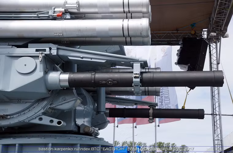 Nếu so sánh sức mạnh giữa Pantsir-ME và Pantsir-S1, thì biến thể phòng không trên hạm này sở hữu sức mạnh hỏa lực vượt trội hơn hẳn so với nguyên bản trên mặt đất của mình ở mọi mức độ. Do đó Pantsir-ME hoàn toàn xứng đáng trở “người gác đền” mới cho các tàu chiến Nga. Nguồn ảnh: bastion-karpenko.