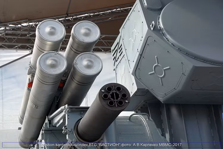 Cận cảnh hệ thống vũ khí bên phải của Pantsir-ME với bốn tên lửa Hermes-K và pháo tự động AO-18. Nhìn chung thiết kế của chúng chả khác mấy so với Kashtan-M, nhưng nó có thể thay thế một loạt vũ khí phòng không trên hạm khác chỉ một tổ hợp vũ khí duy nhất ngoại từ các tên lửa phòng không tầm trung và tầm xa. Nguồn ảnh: bastion-karpenko.