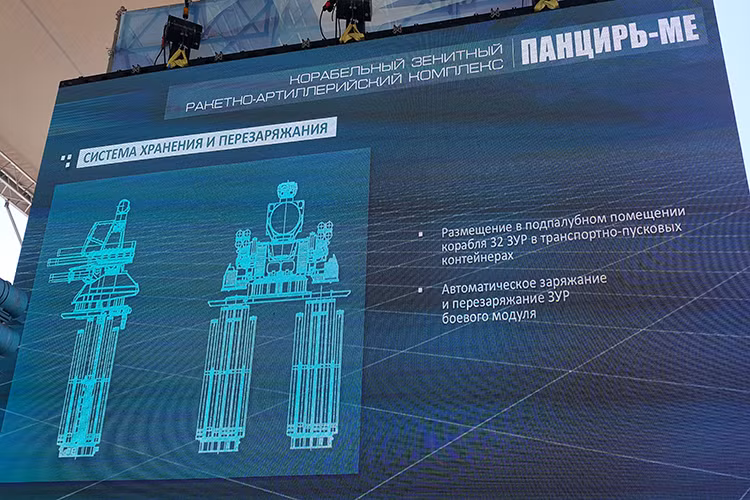 Vậy với 8 quả đạn tên lửa Hermes-K mà Pantsir-ME mang theo liệu có đủ cho tổ hợp này tác chiến liên tục ? Câu trả lời là có, khi người Nga trang bị cho Pantsir-ME một cối nạp đạn tự động ngay bên dưới sàn tàu, toàn bộ quá trình tái nạp đạn đều diễn ra hoàn toàn tự động, điều này cho phép tổ hợp phòng không có thể hoạt động liên tục với thời gian gián đoạn thấp nhất. Nguồn ảnh: livejournal.com.