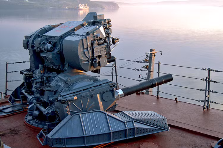 Trong ảnh là tổ hợp vũ khí đánh chặn tầm gần Kashtan do Liên Xô thiết kế trước đây, nó quá phức tạp và nặng nề khiến ảnh hưởng trực tiếp đến khả năng đánh chặn mục tiêu, bên cạnh đó cơ số đạn tên lửa của Kashtan cũng giới hạn ở 8 tên lửa. Nguồn ảnh: Rostec.