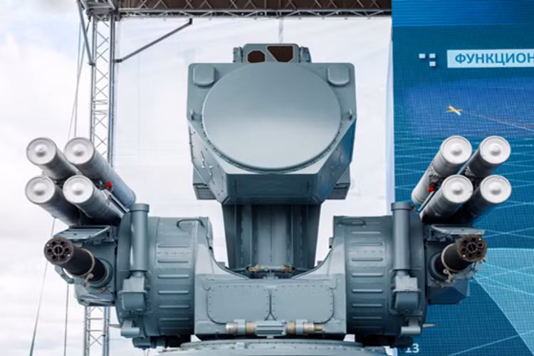 Trong ảnh ta có thể thấy thiết kế cơ bản của Pantsir-ME, với hệ thống vũ khí chính gồm 8 tên lửa phòng không tầm ngắn Hermes-K chia đều cho hai bên cùng với đó là hai pháo tự động 6 nòng 30mm AO-18. Ở giữa trung tâm tổ hợp chính là đài radar theo dõi mục tiêu cùng tổ hợp trinh sát quang điện. Nguồn ảnh: Rostec.Trong ảnh ta có thể thấy thiết kế cơ bản của Pantsir-ME, với hệ thống vũ khí chính gồm 8 tên lửa phòng không tầm ngắn Hermes-K chia đều cho hai bên cùng với đó là hai pháo tự động 6 nòng 30mm AO-18. Ở giữa trung tâm tổ hợp chính là đài radar theo dõi mục tiêu cùng tổ hợp trinh sát quang điện. Nguồn ảnh: Rostec.