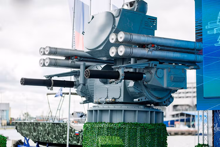 Nhìn chung cấu hình vũ khí của Pantsir-ME cũng tương tự như Kashtan hay Kashtan-M, dĩ nhiên nó được trang bị một bộ ruột khác nhất là về đài radar và tên lửa phòng không tầm ngắn cải tiến. Mặt khác thiết kế của Pantsir-ME cũng hiện đại và gọn gàng hơn so với Kashtan-M. Nguồn ảnh: infodefensa.com.