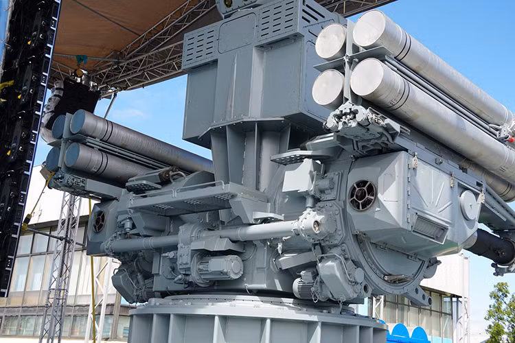 Theo CEO Tập đoàn quốc gia Rostec - ông Sergey Chemezov, Pantsir-ME là "sự tiến hóa hoàn hảo của Kashtan và Kashtan-M", nó có khả năng tiêu diệt mục tiêu "nhanh gấp 3-4 lần so với tổ hợp Kashtan-M" và thời gian phản ứng (khi phát hiện mối đe dọa) chỉ từ 3-5 giây. Nguồn ảnh: livejournal.com.
