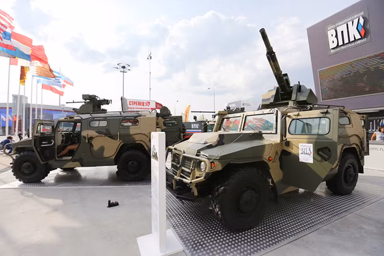 Bộ đôi xe bọc thép tấn công và trinh sát thuộc dòng xe bọc thép GAZ Tigr, cả hai đều được trang bị các tổ hợp vũ khí tự động với pháo tự động 30mm hoặc súng máy 12.7mm. Nguồn ảnh: TASS.