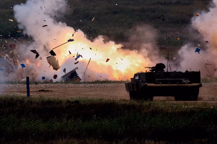 Phương tiện chiến đấu bọc thép BMO-T được phát triển dựa trên khung gầm T-72 của Nga, nó không được trang bị vũ khí tấn công nhưng bộ binh đi theo xe lại được trang bị súng phóng lựu mang đầu đạn nhiệt áp RPO-A Shmel. Nguồn ảnh: TASS.