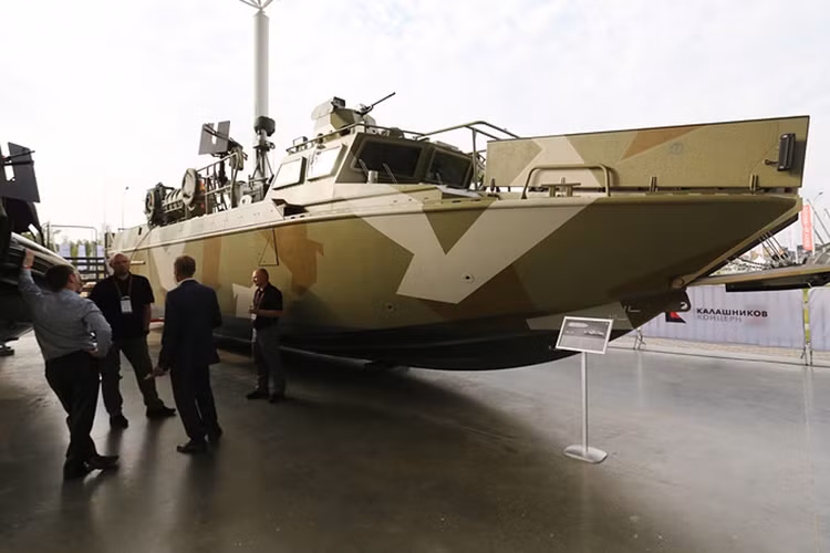 Tàu đổ bộ tấn công nhanh lớp Raptor được mang lên bờ để trưng bày tại Army-2017, đây là một trong những dòng tàu chiến đầu tiên do Tập đoàn Kalashnikov chế tạo. Nguồn ảnh: TASS.