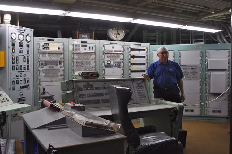 Để bảo mật an toàn, cơ chế điều khiển phóng của loại tên lửa này, Mỹ đều áp dụng công nghệ điện tử cũ để hạn chế việc bị tấn công bằng hệ thống mạng cướp đi quyền điều khiển.