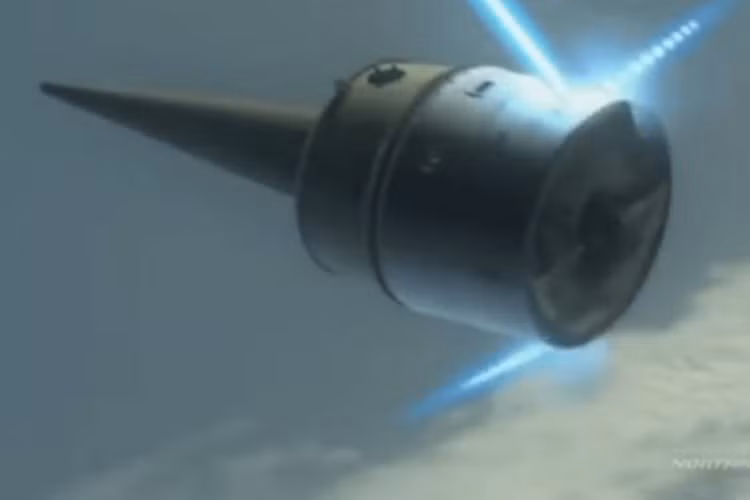 Một đầu đạn tách ra và lao về mục tiêu.