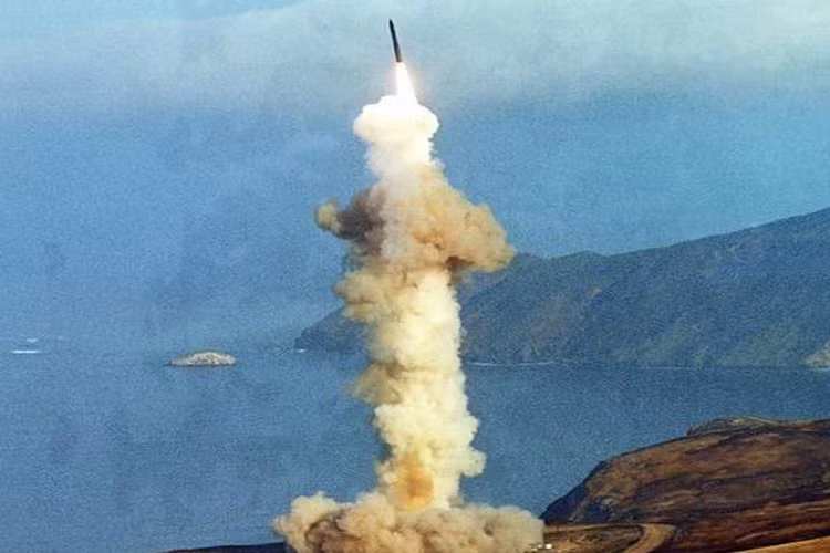 Loại tên lửa này bao gồm 3 tầng, sử dụng nhiên liệu rắn; mỗi tầng tương ứng với một loại động cơ đẩy, chỉ sử dụng trong một giai đoạn bay, sau đó sẽ tách ra và rơi xuống.