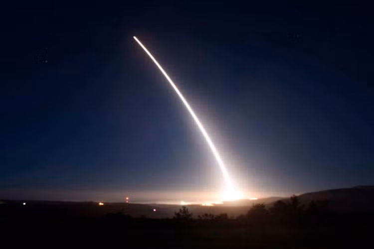 Minuteman III áp dụng mô hình phóng đa đầu đạn phân hướng, đa phương thức dẫn đường, có thể mang một hoặc tối đa 3 đầu đạn hạt nhân loại W62, W78, W87.