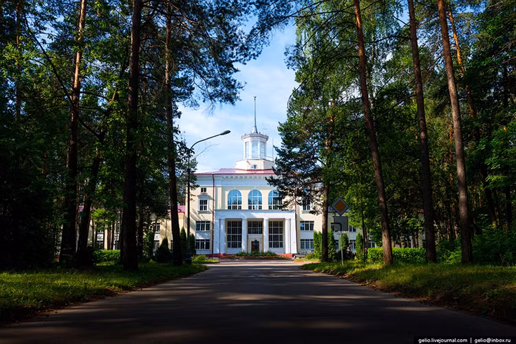 Và nằm sâu trong một cánh rừng tại thành phố Zhukovsky cách Moscow 40km về phía đông nam chính là nơi Tupolev đặt đại bản doanh của mình, đây cũng là nơi Tupolev thử nghiệm các mẫu máy bay mới nhất của mình với hệ thống đường băng được cho là dài nhất châu Âu lên đến 5.500m. Nguồn ảnh: English Russia.